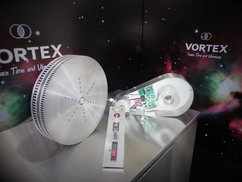 TOCADISCOS DE 16 PULGADAS CON SUJECCION DE DISCO POR VACIO